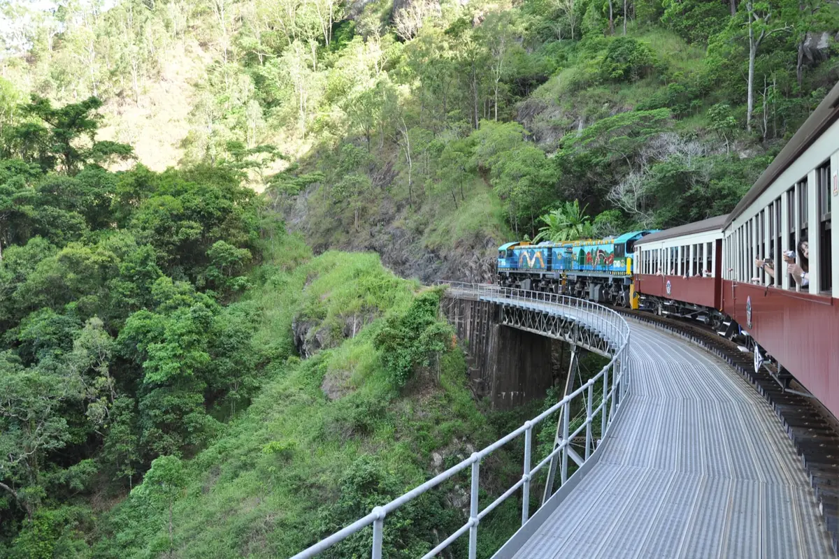 熱帯雨林の山肌を走るキュランダ高原列車